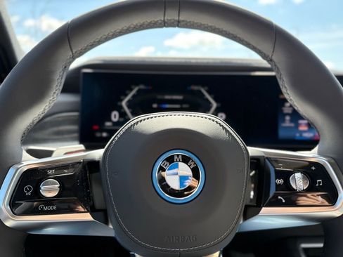 Used 2025 BMW i7 xDrive60 w/ Premium Package image 12