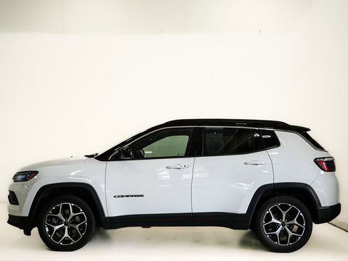 Used 2025 Jeep Compass Limited image 5