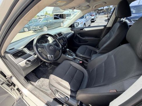 Used 2011 Volkswagen Jetta SEL FWD image 13