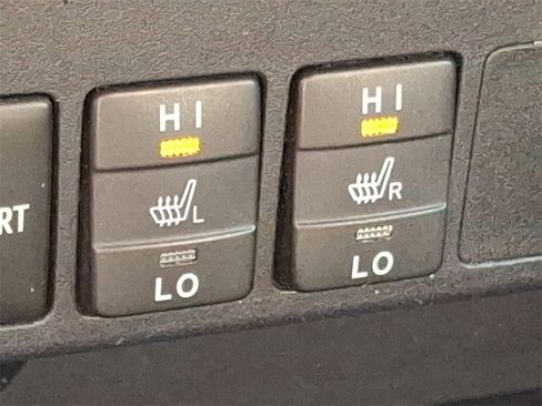 Used 2018 Toyota RAV4 Limited image 25