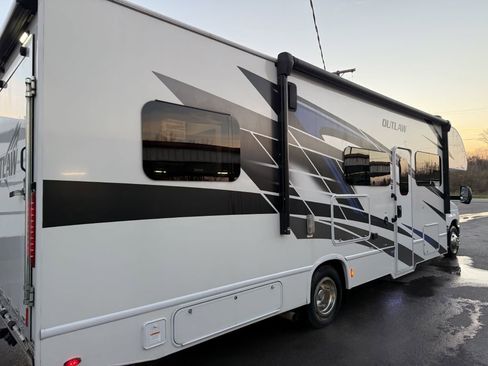 Used 2024 Ford E-450 and Econoline 450 Super Duty w/ Motorhome Prep Package image 32