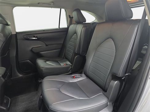 Certified 2024 Toyota Highlander XLE image 13