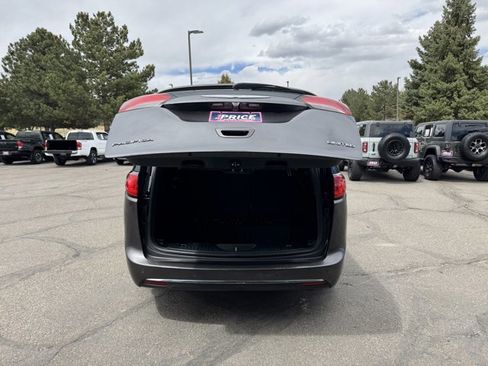 Used 2018 Chrysler Pacifica Limited w/ Advanced Safetytec Group FWD image 7