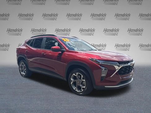 Used 2025 Chevrolet Trax LT FWD image 2