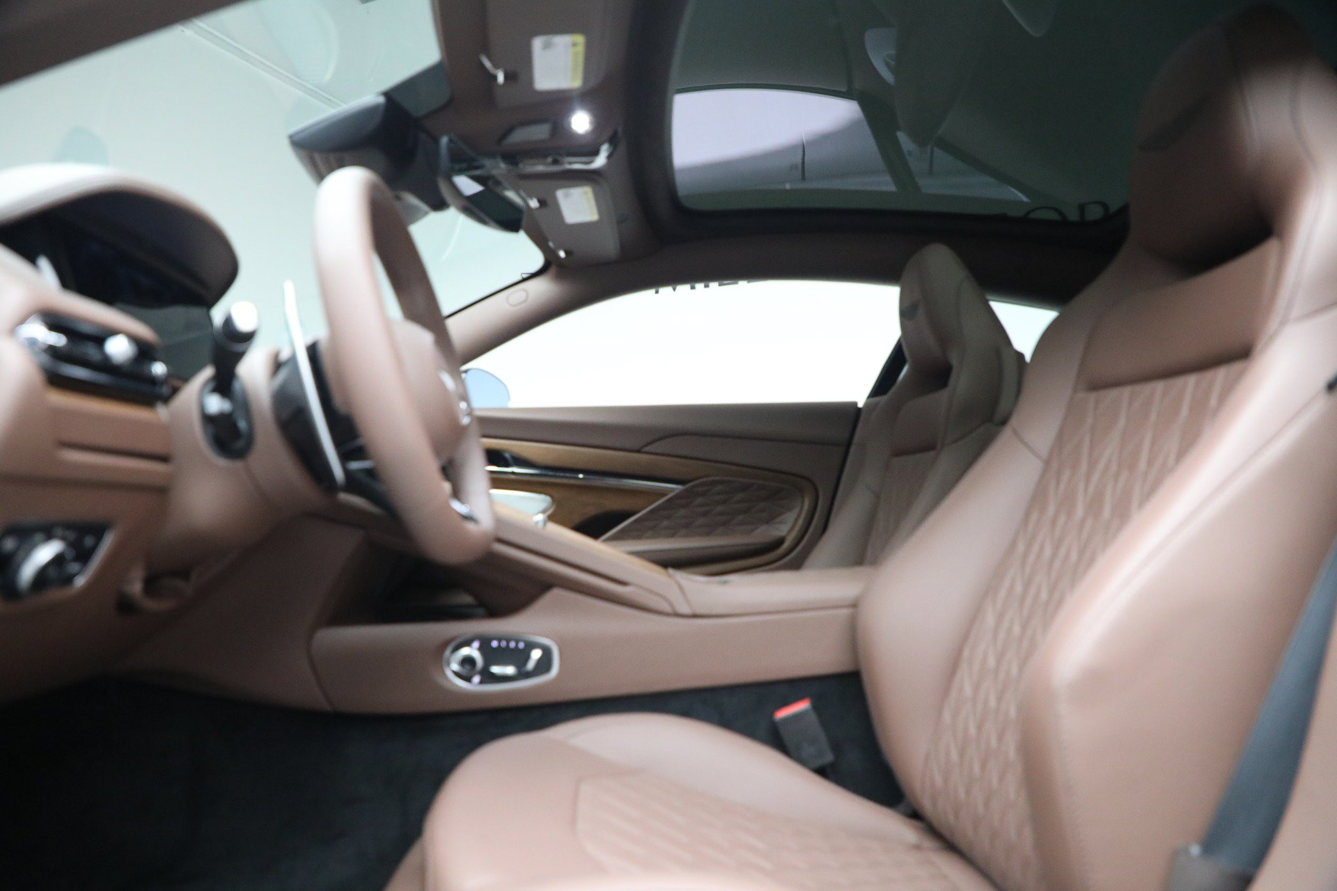 Used 2025 Aston Martin DB12 Coupe RWD image 14