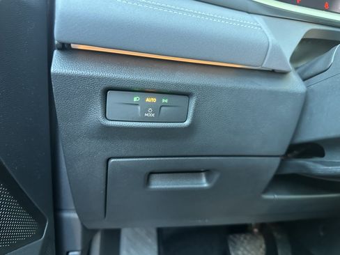 Used 2025 Volkswagen Tiguan SE w/ Panoramic Sunroof Package AWD/4WD image 30