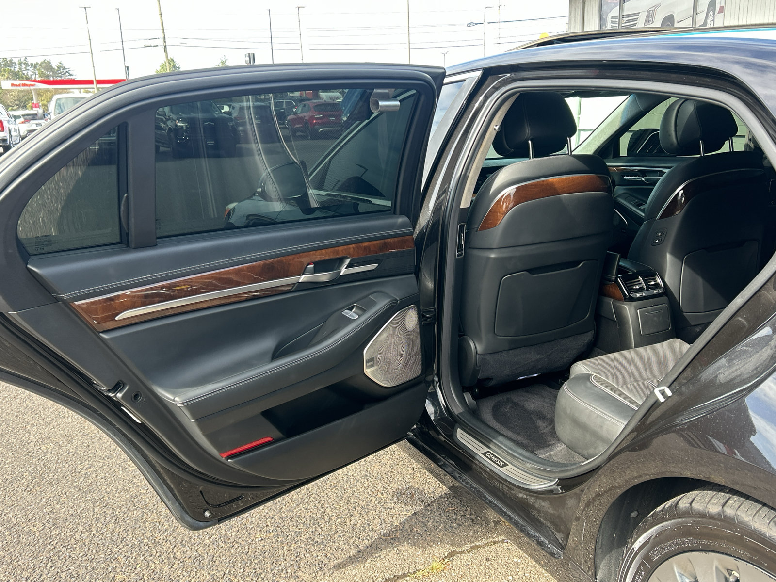 Used 2019 Genesis G90 3.3T Premium RWD image 32