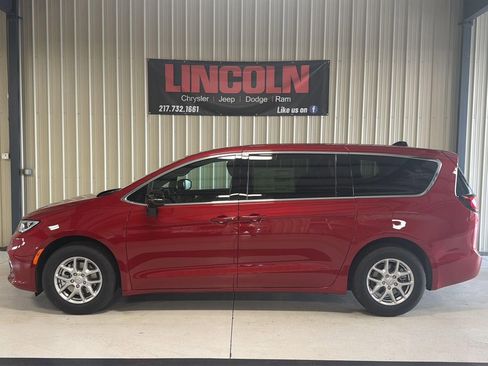 New 2026 Chrysler Pacifica Select image 2