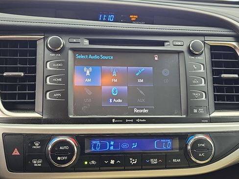 Used 2019 Toyota Highlander XLE FWD image 23