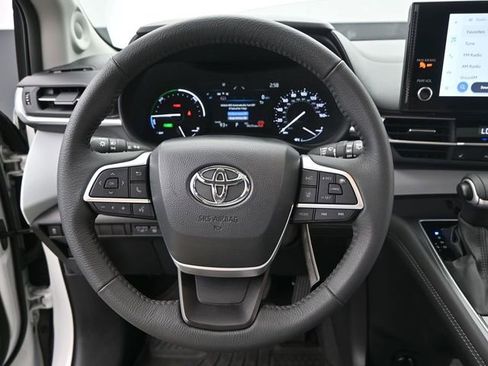 Used 2025 Toyota Sienna XLE w/ XLE Plus Package image 5