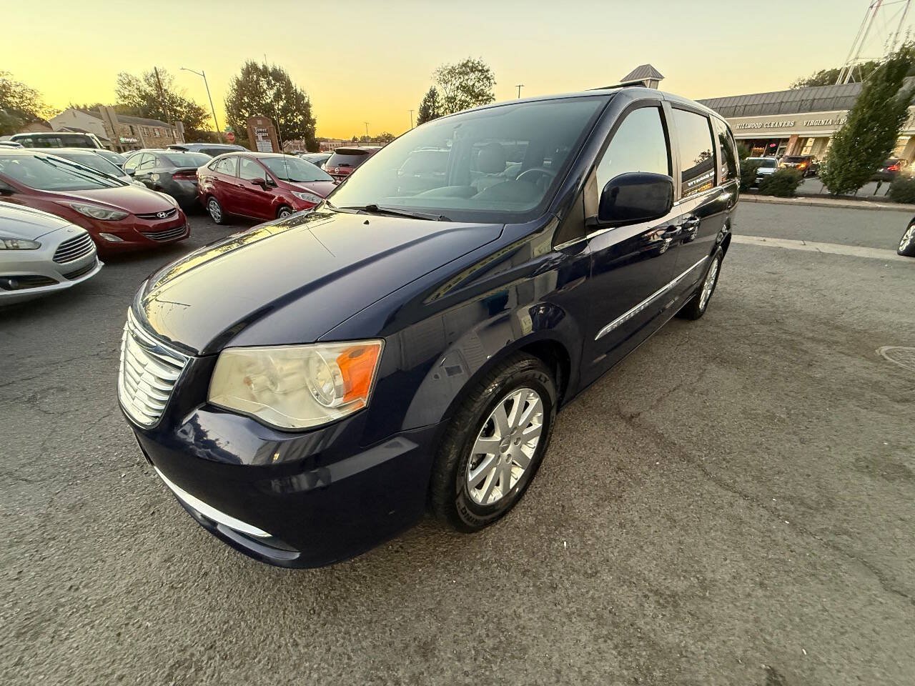 Used 2014 Chrysler Town & Country Touring FWD image 2