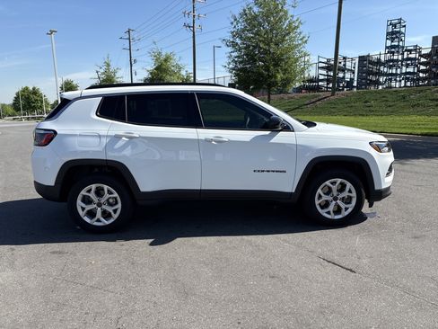 Certified 2025 Jeep Compass Latitude image 10