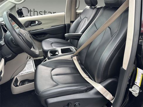 Used 2024 Chrysler Pacifica Touring-L FWD image 13