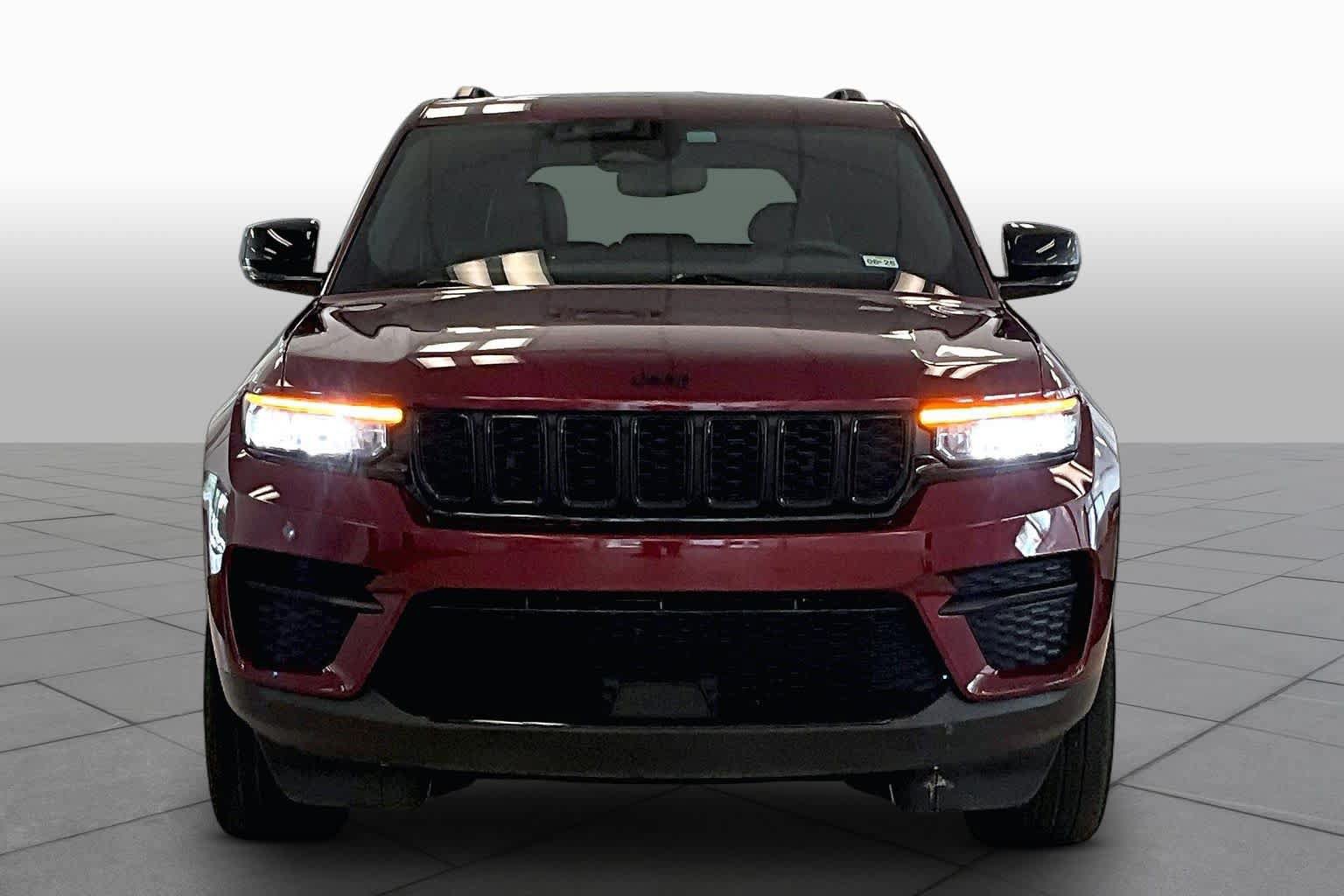 Used 2023 Jeep Grand Cherokee Altitude RWD image 3