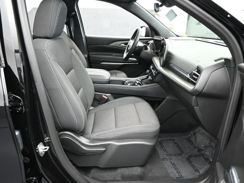 Used 2025 Chevrolet Traverse LT FWD image 42