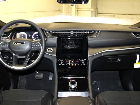 New 2025 Jeep Grand Cherokee L Altitude image 9