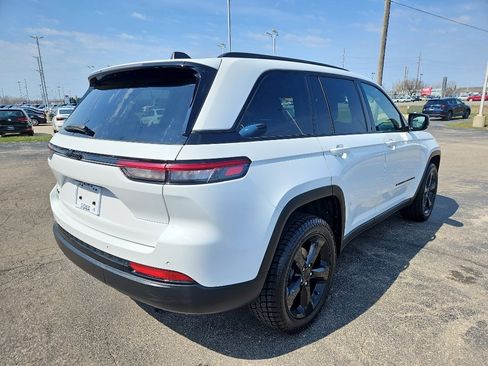 Used 2023 Jeep Grand Cherokee Altitude AWD/4WD image 4