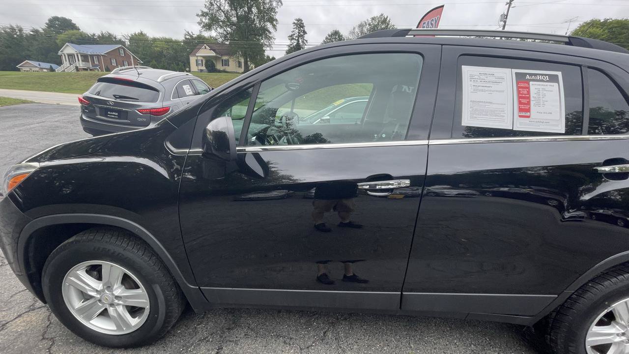 Used 2019 Chevrolet Trax LT w/ LT Convenience Package AWD/4WD image 3
