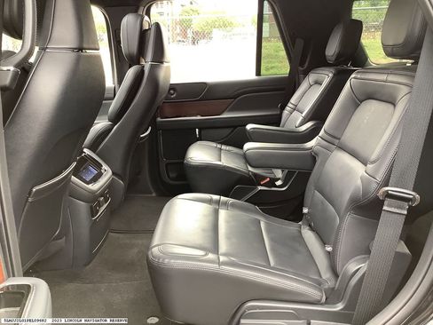 Used 2023 Lincoln Navigator Reserve image 12
