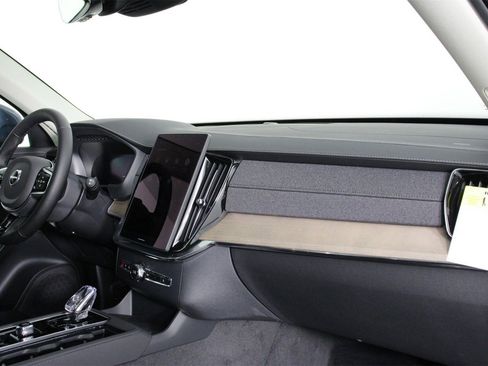 New 2025 Volvo XC90 B6 Core image 9