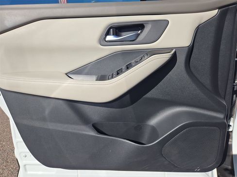 Used 2025 Nissan Rogue SV image 27