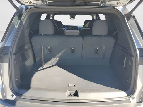 Used 2025 Chevrolet Traverse LT image 22
