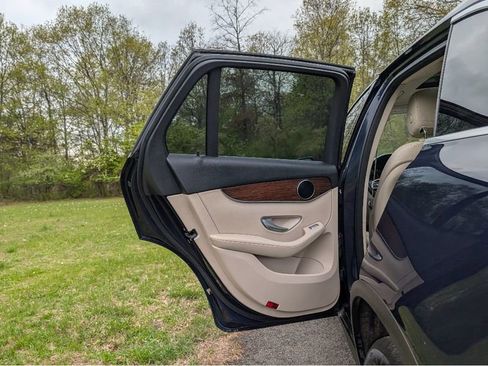 Used 2022 Mercedes-Benz GLC 300 4MATIC w/ Premium Package Lite image 11