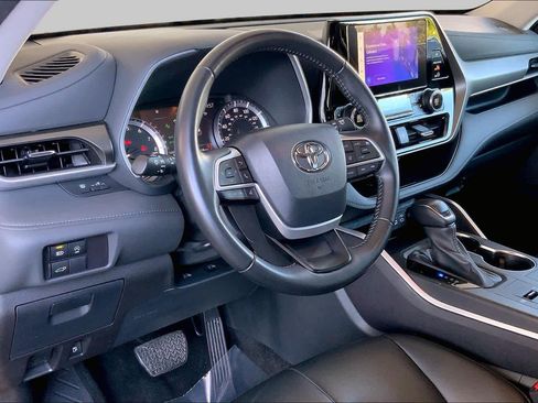 Used 2024 Toyota Highlander XLE FWD image 32