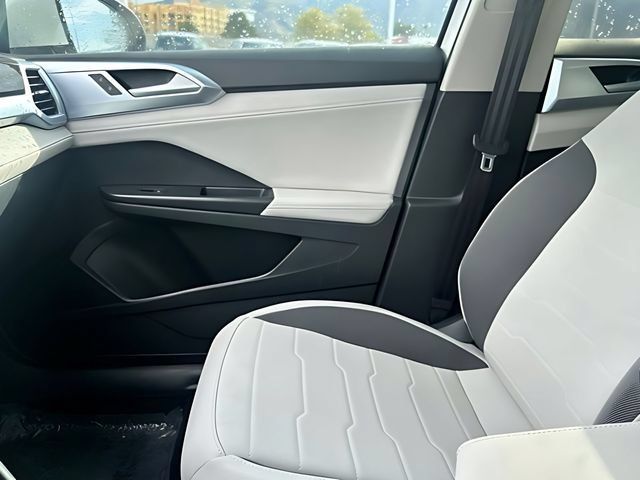 Used 2025 Volkswagen Taos SE w/ Panoramic Sunroof Package AWD/4WD image 31