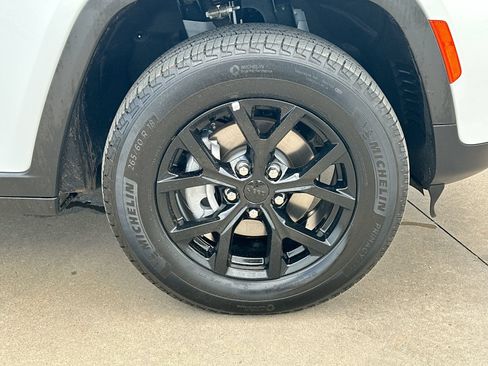 Used 2025 Jeep Grand Cherokee Altitude AWD/4WD image 10
