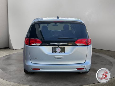 Used 2022 Chrysler Voyager LX image 6