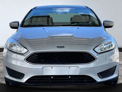 Used 2017 Ford Focus SE FWD image 2