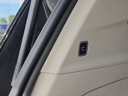 Used 2023 Chrysler Pacifica Touring-L FWD image 7