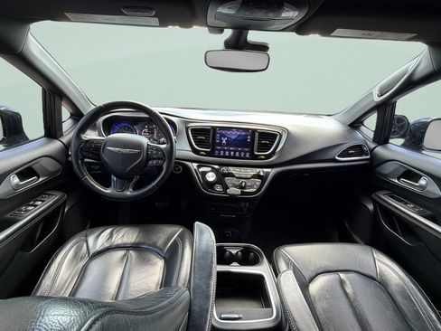 Used 2018 Chrysler Pacifica Touring-L Plus w/ Advanced Safetytec Group FWD image 9