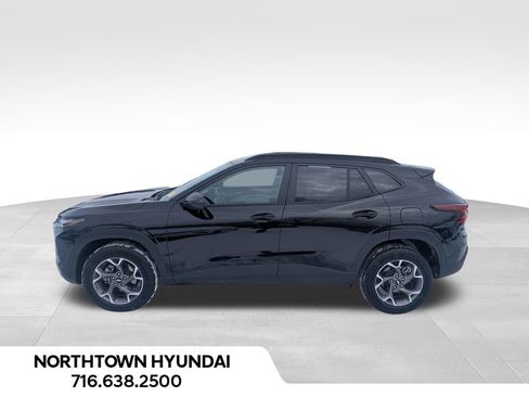 Used 2025 Chevrolet Trax LT image 9