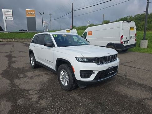 Used 2023 Jeep Grand Cherokee Laredo AWD/4WD image 2