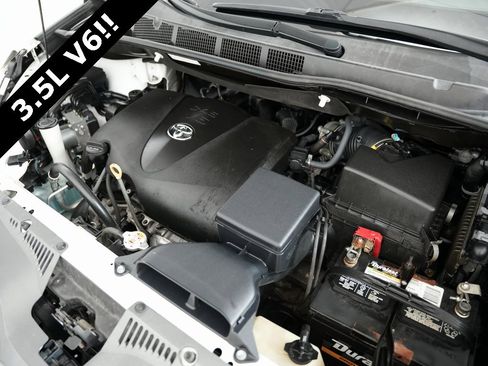 Used 2019 Toyota Sienna Limited Premium image 61