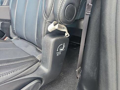 Used 2025 Chrysler Pacifica Select FWD image 32