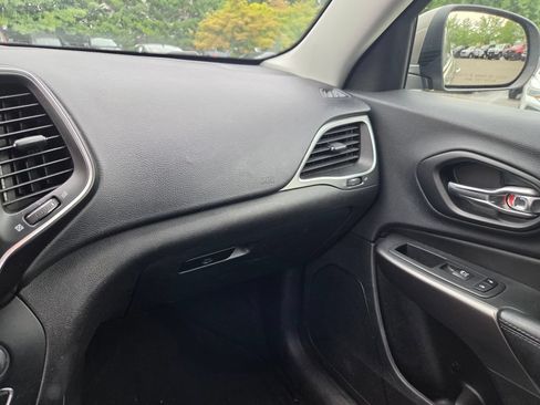 Used 2019 Jeep Cherokee Latitude Plus AWD/4WD image 16