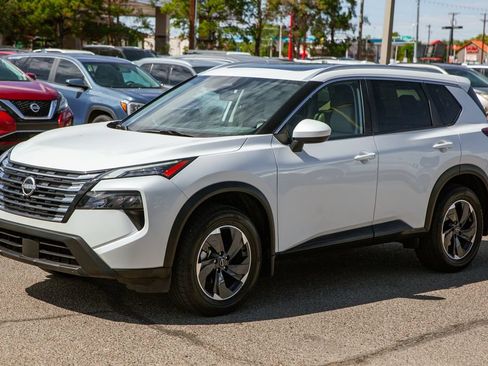 Used 2024 Nissan Rogue SV w/ SV Premium Package AWD/4WD image 9