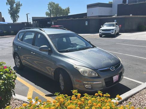 Used 2010 Hyundai Elantra SE w/ Popular Equipment Pkg 2 FWD image 3