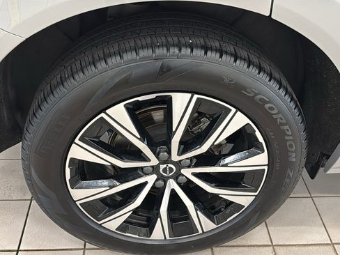 Used 2025 Volvo XC60 B5 Plus AWD/4WD image 31