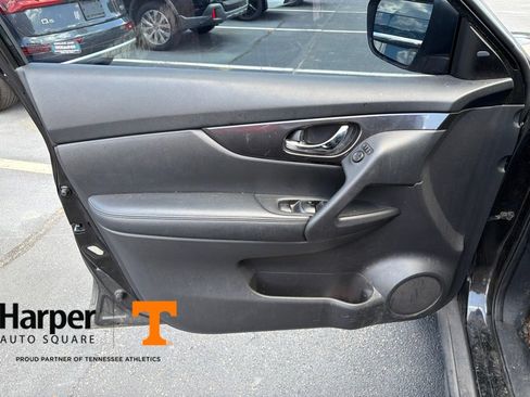 Used 2017 Nissan Rogue SV w/ SV Premium Package FWD image 10