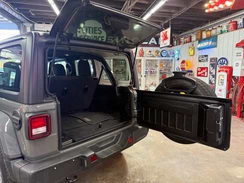 Used 2020 Jeep Wrangler Unlimited Sahara image 20