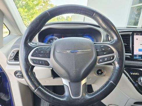 Used 2021 Chrysler Pacifica Touring-L FWD image 11