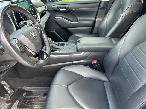 Used 2021 Toyota Highlander XLE FWD image 11