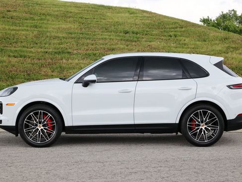 Certified 2025 Porsche Cayenne S AWD/4WD image 2