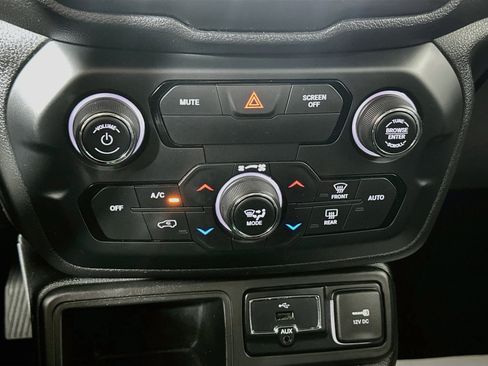 Used 2018 Jeep Renegade Latitude w/ UConnect 8.4 Nav Group FWD image 16