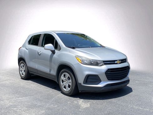 Used 2018 Chevrolet Trax LS FWD image 2
