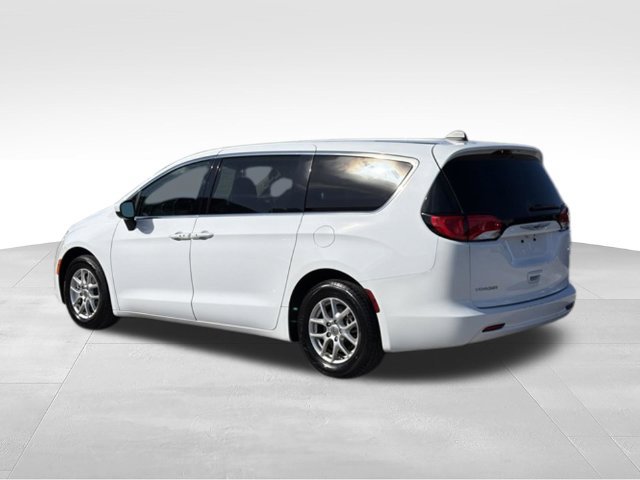 Used 2022 Chrysler Voyager LX FWD image 3